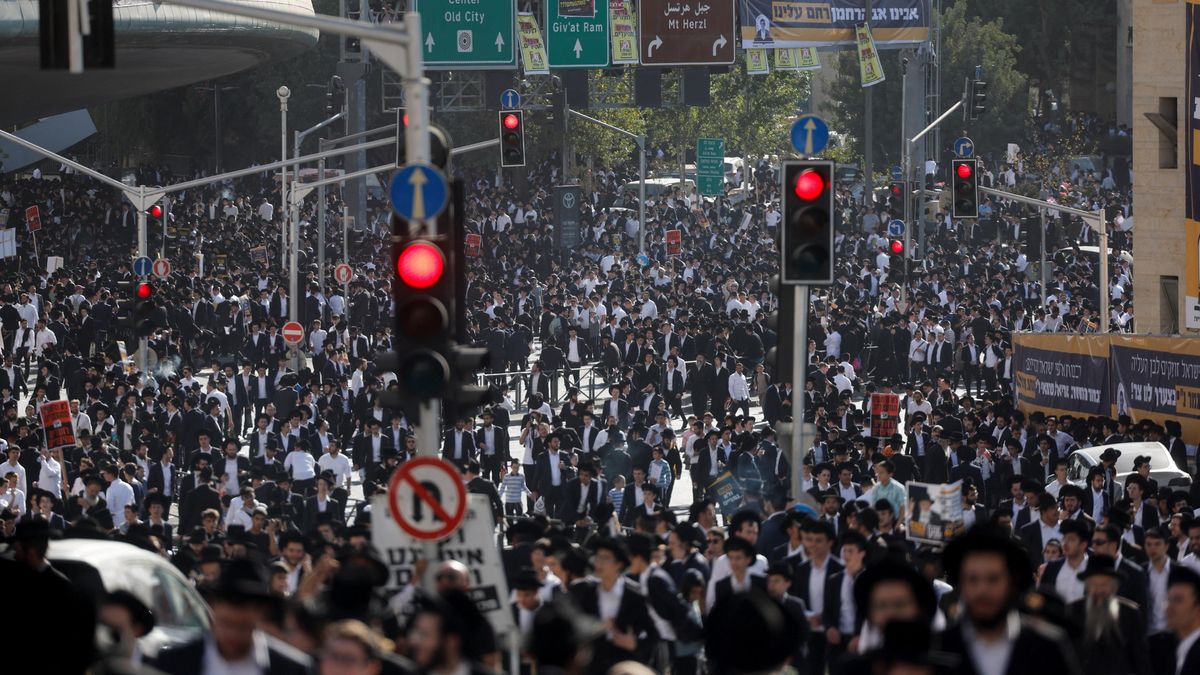 Teenager zemřel po pádu z výškové budovy během protestu v Jeruzalémě